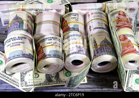 Pile e pacchi di denaro egiziano migliaia di sterline banconote banconote in valuta rotoli di 200 EGP LE, tasso di cambio egiziano e bambola americana USA Foto Stock