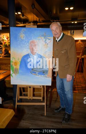 Der Kunstmaler Wolfgang Michael Prinz präsentiert bei der Feier zu seinem 75. Geburtstag das Gemälde von Eiskunstläufer Manfred Schnelldorfer rechts, der dieses Jahr 80 Jahre alt wurde. Er gehört zur serie Bajuwaren die Wolfgang Michaeö Prinz 1985 begann. Diese serie besteht aus über 10 Gemaälden, u.a. Franz Beckenbauer, Christian Ude und Fredl Fesl. Gerhard Polt ist noch ad Arbeit. Opatjia Easy, München 10.12.2023 *** il pittore Wolfgang Michael Prinz presenta il dipinto del pattinatore di figura Manfred Schnelldorfer sulla destra, che quest'anno compì 80 anni, in occasione della celebrazione del suo 75° compleanno Foto Stock