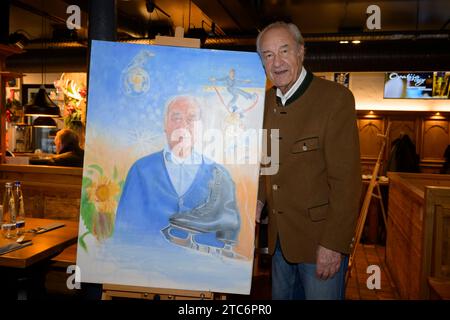 Der Kunstmaler Wolfgang Michael Prinz präsentiert bei der Feier zu seinem 75. Geburtstag das Gemälde von Eiskunstläufer Manfred Schnelldorfer rechts, der dieses Jahr 80 Jahre alt wurde. Er gehört zur serie Bajuwaren die Wolfgang Michaeö Prinz 1985 begann. Diese serie besteht aus über 10 Gemaälden, u.a. Franz Beckenbauer, Christian Ude und Fredl Fesl. Gerhard Polt ist noch ad Arbeit. Opatjia Easy, München 10.12.2023 *** il pittore Wolfgang Michael Prinz presenta il dipinto del pattinatore di figura Manfred Schnelldorfer sulla destra, che quest'anno compì 80 anni, in occasione della celebrazione del suo 75° compleanno Foto Stock