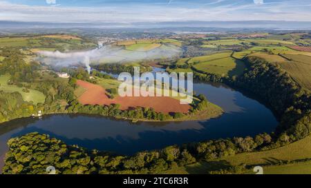 Vista aerea del fiume Dart che si snoda verso Totnes, Devon, Inghilterra. Autunno (settembre) 2023. Foto Stock