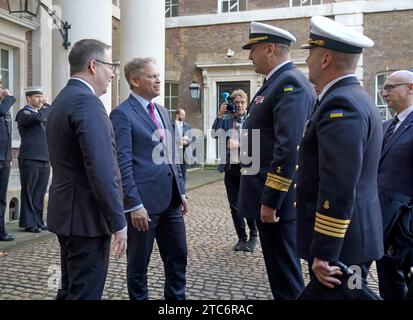 Il segretario alla difesa Grant Shapps e il ministro della difesa norvegese Bjorn Arild Gram (a sinistra) danno il benvenuto al comandante della marina Ucraina, il viceammiraglio Oleksiy Neizhpapa (centro a destra) in vista di una conferenza stampa per il lancio della Maritime Capability Coalition per l'Ucraina presso l'Admiralty House, nel centro di Londra. Data immagine: Lunedì 11 dicembre 2023. Foto Stock