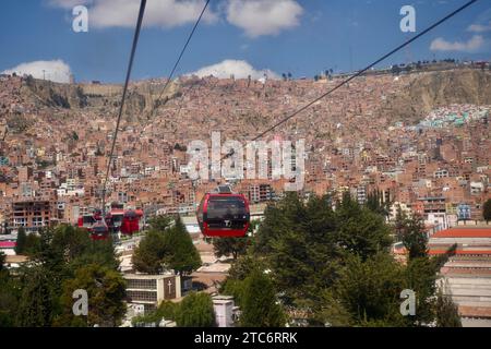 Funivia dalla cabinovia mi teleferico sopra la Paz, Bolivia, 10 ottobre 2023. Foto Stock