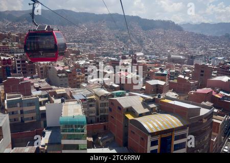 Funivia dalla cabinovia mi teleferico sopra la Paz, Bolivia, 10 ottobre 2023. Foto Stock