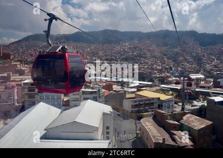 Funivia dalla cabinovia mi teleferico sopra la Paz, Bolivia, 10 ottobre 2023. Foto Stock