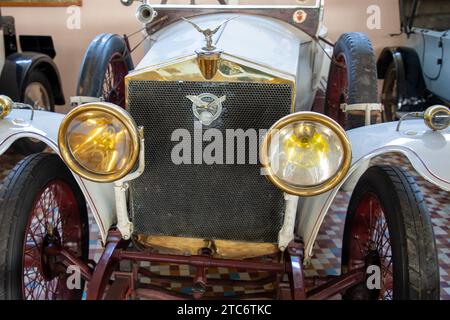 Talmont , Francia - 09 28 2023 : bignan sport tourer 1919 logo marchio e testo cartello auto auto auto griglia radiatore in rame di antica tradizione Foto Stock