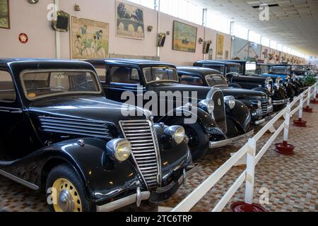 Talmont , Francia - 09 28 2023 : primaquatre renault Hotchkiss auto retrò d'epoca veicolo popolare francese nel museo di talmont vendee francia Foto Stock