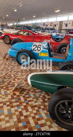 Talmont , Francia - 09 28 2023 : le auto da corsa lola ferrari e db si sfidano in Francia con un classico veicolo museale a talmont vendee Foto Stock