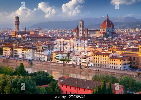 Firenze, Italia. Immagine aerea del paesaggio urbano dell'iconica Firenze, Italia, al bellissimo tramonto autunnale. Foto Stock