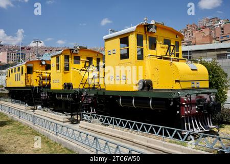 Yellow FCG English Electric Locomotive nel centro di la Paz, vicino alla vecchia stazione ferroviaria. La Paz, Bolivia, 10 ottobre 2023. Foto Stock