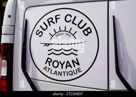 Bordeaux , Francia - 11 16 2023 : surf club Royan French surf atlantic Ocean logo e cartello di testo sul panel van Foto Stock