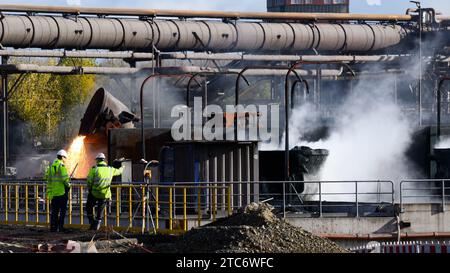 Salzgitter, Germania. 16 novembre 2023. Le scorie incandescenti vengono scaricate sul sito di Salzgitter AG. Il progetto Salcos (Salzgitter Low CO2 Steelmaking) mira a ridurre drasticamente le emissioni di CO2 nella produzione di acciaio attraverso l'uso dell'idrogeno. Credito: Julian Stratenschulte/dpa/Alamy Live News Foto Stock