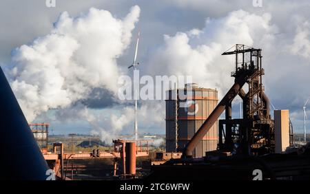 Salzgitter, Germania. 16 novembre 2023. Una turbina eolica si trova sul sito Salzgitter AG. Il relining dell’altoforno A, attualmente in corso, assicurerà la base di ghisa durante la fase di trasformazione verso la produzione di acciaio a basse emissioni di CO2 pianificata. Il progetto Salcos (Salzgitter Low CO2 Steelmaking) mira a ridurre drasticamente le emissioni di CO2 attraverso l'uso di idrogeno. Credito: Julian Stratenschulte/dpa/Alamy Live News Foto Stock