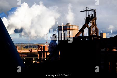 Salzgitter, Germania. 16 novembre 2023. Un dipendente si trova sul sito Salzgitter AG. L'altoforno A è attualmente sottoposto a un'altra revisione generale. Il cosiddetto relining dell’altoforno A garantirà la base di ghisa durante la fase di trasformazione verso la produzione di acciaio a basse emissioni di CO2 pianificata. Il progetto Salcos (Salzgitter Low CO2 Steelmaking) mira a ridurre drasticamente le emissioni di CO2 attraverso l'uso di idrogeno. Credito: Julian Stratenschulte/dpa/Alamy Live News Foto Stock