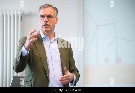 Salzgitter, Germania. 16 novembre 2023. Gunnar Groebler, presidente del Consiglio di amministrazione della Salzgitter AG, interviene in una conferenza stampa. Il progetto Salcos (Salzgitter Low CO2 Steelmaking) mira a ridurre drasticamente le emissioni di CO2 nella produzione di acciaio attraverso l'uso dell'idrogeno. Credito: Julian Stratenschulte/dpa/Alamy Live News Foto Stock