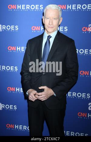 New York, USA. 10 dicembre 2023 Anderson Cooper partecipa al 17° Annual CNN Heroes: An All-Star Tribute all'American Museum of Natural History di New York. 10 dicembre 2023 crediti: RW/Mediapunch Credit: MediaPunch Inc/Alamy Live News Foto Stock