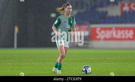 Duisburg, Deutschland. 10 dicembre 2023. v.li.: Juliane Wirtz (SV Werder Brema, 28) AM Ball, Freisteller, Einzelbild, Ganzkörper, AKTION, ACTION, SPIELSZENE, DIE DFB-RICHTLINIEN UNTERSAGEN JEGLICHE NUTZUNG VON FOTOS ALS SEQUENZBILDER UND/ODER VIDEOÄHNLICHE FOTOSTRECKEN. LE NORMATIVE DFB VIETANO QUALSIASI USO DI FOTOGRAFIE COME SEQUENZE DI IMMAGINI E/O QUASI-VIDEO., 10.12.2023, Duisburg (Deutschland), Fussball, Google Pixel Frauen-Bundesliga, MSV Duisburg - SV Werder Brema credito: dpa/Alamy Live News Foto Stock