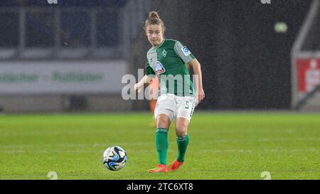 Duisburg, Deutschland. 10 dicembre 2023. v.li.: Michelle Ulbrich (SV Werder Bremen, 5) AM Ball, Einzelbild, Ganzkörper, Aktion, ACTION, SPIELSZENE, DIE DFB-RICHTLINIEN UNTERSAGEN JEGLICHE NUTZUNG VON FOTOS ALS SEQUENZBILDER UND/ODER VIDEOÄHNLICHE FOTOSTRECKEN. LE NORMATIVE DFB VIETANO QUALSIASI USO DI FOTOGRAFIE COME SEQUENZE DI IMMAGINI E/O QUASI-VIDEO., 10.12.2023, Duisburg (Deutschland), Fussball, Google Pixel Frauen-Bundesliga, MSV Duisburg - SV Werder Brema credito: dpa/Alamy Live News Foto Stock