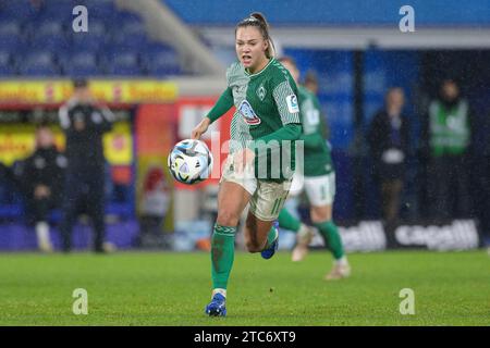 Duisburg, Deutschland. 10 dicembre 2023. v.li.: Maja Sternad (SV Werder Brema, 11) AM Ball, Einzelbild, Ganzkörper, Aktion, ACTION, SPIELSZENE, DIE DFB-RICHTLINIEN UNTERSAGEN JEGLICHE NUTZUNG VON FOTOS ALS SEQUENZBILDER UND/ODER VIDEOÄHNLICHE FOTOSTRECKEN. LE NORMATIVE DFB VIETANO QUALSIASI USO DI FOTOGRAFIE COME SEQUENZE DI IMMAGINI E/O QUASI-VIDEO., 10.12.2023, Duisburg (Deutschland), Fussball, Google Pixel Frauen-Bundesliga, MSV Duisburg - SV Werder Brema credito: dpa/Alamy Live News Foto Stock