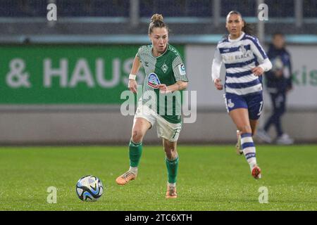 Duisburg, Deutschland. 10 dicembre 2023. v.li.: Lisa Josten (SV Werder Brema, 7) AM Ball, Einzelbild, Ganzkörper, Aktion, ACTION, SPIELSZENE, DIE DFB-RICHTLINIEN UNTERSAGEN JEGLICHE NUTZUNG VON FOTOS ALS SEQUENZBILDER UND/ODER VIDEOÄHNLICHE FOTOSTRECKEN. LE NORMATIVE DFB VIETANO QUALSIASI USO DI FOTOGRAFIE COME SEQUENZE DI IMMAGINI E/O QUASI-VIDEO., 10.12.2023, Duisburg (Deutschland), Fussball, Google Pixel Frauen-Bundesliga, MSV Duisburg - SV Werder Brema credito: dpa/Alamy Live News Foto Stock