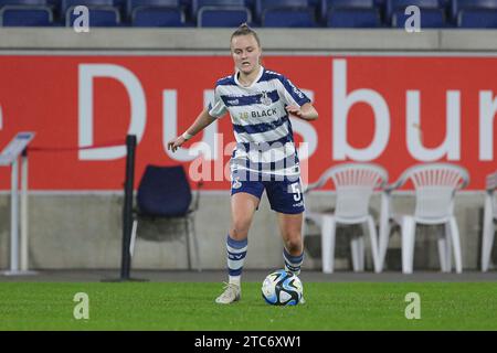 Duisburg, Deutschland. 10 dicembre 2023. v.li.: Paula Flach (MSV Duisburg, 5) AM Ball, Freisteller, Einzelbild, Ganzkörper, AKTION, ACTION, SPIELSZENE, DIE DFB-RICHTLINIEN UNTERSAGEN JEGLICHE NUTZUNG VON FOTOS ALS SEQUENZBILDER UND/ODER VIDEOÄHNLICHE FOTOSTRECKEN. LE NORMATIVE DFB VIETANO QUALSIASI USO DI FOTOGRAFIE COME SEQUENZE DI IMMAGINI E/O QUASI-VIDEO., 10.12.2023, Duisburg (Deutschland), Fussball, Google Pixel Frauen-Bundesliga, MSV Duisburg - SV Werder Brema credito: dpa/Alamy Live News Foto Stock