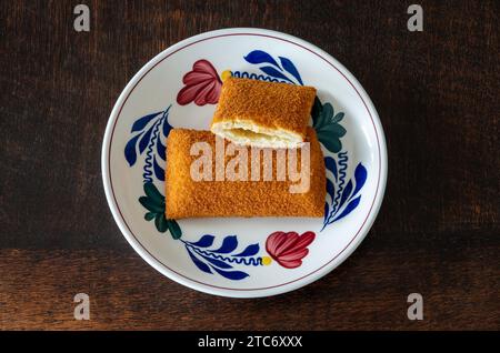 Kaassouffle sul piatto, un popolare spuntino olandese fast food composto da formaggio fuso all'interno di un impanato e fritto Foto Stock