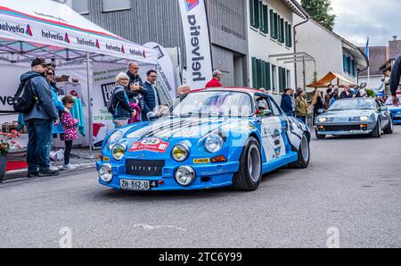 Herbstmesse Rafz Ein Alpine A110 Gruppe 5 Motorsport mit Baujahr 1973 fährt während dem Oldtimercorso an der Herbstmesse Rafz durch die Zürcher Unterlandgemeinde. Rafz, Schweiz, 25.09.2022 *** Rafz Autumn Fair una Alpine A110 Group 5 Motorsport costruita nel 1973 attraversa il comune di Zurigo Unterland di Rafz, Svizzera, 25 09 2022 durante la sfilata di auto d'epoca alla Rafz Autumn Fair Credit: Imago/Alamy Live News Foto Stock