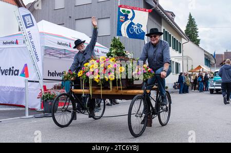 Herbstmesse Rafz Zwei Männer des velo-Motoclub Rafz fahren mit alten Fahrrädern beim Oldtimercorso anlässlich der Herbstmesse Rafz mit. Rafz, Schweiz, 25.09.2022 *** Rafz Autumn Fair due uomini del velo Motoclub Rafz cavalcano vecchie biciclette nella parata di auto d'epoca alla Rafz Autumn Fair Rafz, Svizzera, 25 09 2022 crediti: Imago/Alamy Live News Foto Stock