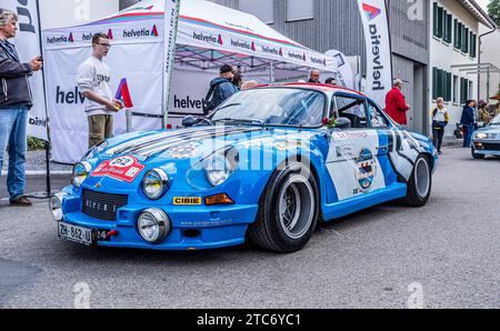 Herbstmesse Rafz Ein Alpine A110 Gruppe 5 Motorsport mit Baujahr 1973 fährt während dem Oldtimercorso an der Herbstmesse Rafz durch die Zürcher Unterlandgemeinde. Rafz, Schweiz, 25.09.2022 *** Rafz Autumn Fair una Alpine A110 Group 5 Motorsport costruita nel 1973 attraversa il comune di Zurigo Unterland di Rafz, Svizzera, 25 09 2022 durante la sfilata di auto d'epoca alla Rafz Autumn Fair Credit: Imago/Alamy Live News Foto Stock