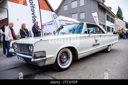 Herbstmesse Rafz Ein Chrysler Newport mit Baujahr 1961 fährt während dem Oldtimercorso an der Herbstmesse Rafz durch die Zürcher Unterlandgemeinde. Rafz, Schweiz, 25.09.2022 *** Rafz Autumn Fair Una Chrysler Newport costruita nel 1961 attraversa la municipalità Zurich Unterland di Rafz, Svizzera, 25 09 2022 durante la sfilata di auto d'epoca alla Rafz Autumn Fair Credit: Imago/Alamy Live News Foto Stock