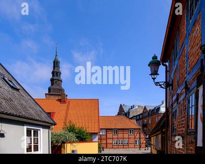 Malerische Gasse und Altstadtkulisse mit Blick zur Sankt-Marien-Kirche a Ystad, Schonen, Skane län, Schweden. Foto Stock