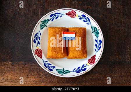 Kaassouffle sul piatto con bandiera olandese, un popolare spuntino fast food composto da formaggio fuso all'interno di un impanato e fritto Foto Stock