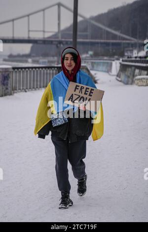 Kiev, Ucraina. 10 dicembre 2023. Yevhen Vasyliev/le Pictorium - "non fate silenzio! La prigionia uccide!" - 10/12/2023 - Ucraina/Oblast di Kiev/Kiev - l'azione, che si è svolta il 10 dicembre 2023 a Kiev e in altre 11 grandi città dell'Ucraina da famiglie di prigionieri di guerra e loro amici. La gente esce ogni domenica per ricordare i prigionieri di guerra ucraini detenuti nelle camere di tortura e rifiutati dalla Russia per un anno e mezzo. I difensori azovstali sono stati tenuti prigionieri dagli occupanti russi per 560 giorni. Crediti: LE PICTORIUM/Alamy Live News Foto Stock