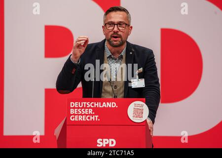 SPD - Ordentlicher Bundesparteitag 2023 - Martin Dulig, Sächsischer Staatsminister für Wirtschaft, Arbeit und Verkehr. Berlin, DEU, Deutschland, 08.12.2023 *** SPD Conferenza ordinaria del partito federale 2023 Martin Dulig, Ministro di Stato sassone per l'economia, il lavoro e i trasporti Berlino, DEU, Germania, 08 12 2023 credito: Imago/Alamy Live News Foto Stock