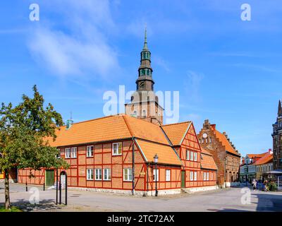 Ystad, Skane län, Schweden Malerische Alltagsszene am Mattorget hinter der Sankt-Marien-Kirche von Ystad, Schonen, Skane län, Schweden, eine beliebte Pilgerstätte für fans der literarischen Figur Kurt Wallander, 19. Agosto 2023. Credito: Imago/Alamy Live News Foto Stock