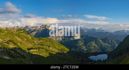 Panorama montuoso dallo Zeigersattel al Seealpsee, sulla sinistra del Höfats 2259 m, Alpi di Allgäu, Allgäu, Baviera, Germania, Europa Foto Stock