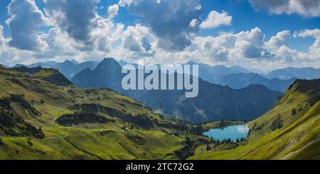 Panorama dallo Zeigersattel al Seealpsee, sulla sinistra del Höfats 2259 m, Alpi di Allgäu, Allgäu, Baviera, Germania, Europa Foto Stock