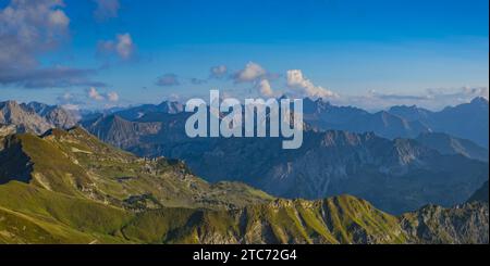 Panorama da Nebelhorn, 2224 m a sud, Alpi di Allgäu, Allgäu, Baviera, Germania, Europa Foto Stock