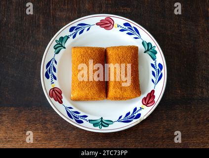Kaassouffle sul piatto, un popolare spuntino olandese fritto veloce Foto Stock