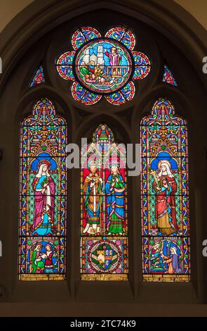 Vetrate raffiguranti St Anne (sinistra) St William of York e St Jane Frances De Chantal (centro) St Theresa (destra) York Oratory York Inghilterra Regno Unito. OTT Foto Stock