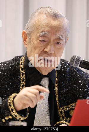 Tokyo, Giappone. 11 dicembre 2023. L'inventore giapponese Yoshiro Nakamatsu, noto come "Dr. NakaMats" parla al Foreign Correspondents' Club of Japan di Tokyo lunedì 11 dicembre 2023. L'inventore di 95 anni debutterà come cantautore e farà un tour di concerti negli Stati Uniti. (Foto di Yoshio Tsunoda/AFLO) credito: Aflo Co. Ltd./Alamy Live News Foto Stock