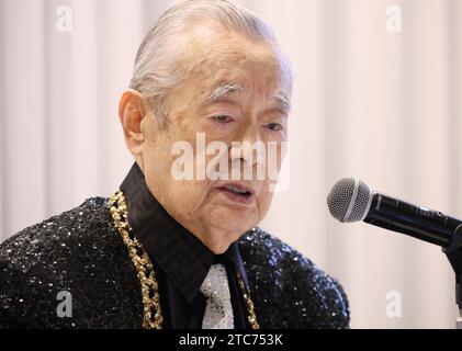 Tokyo, Giappone. 11 dicembre 2023. L'inventore giapponese Yoshiro Nakamatsu, noto come "Dr. NakaMats" parla al Foreign Correspondents' Club of Japan di Tokyo lunedì 11 dicembre 2023. L'inventore di 95 anni debutterà come cantautore e farà un tour di concerti negli Stati Uniti. (Foto di Yoshio Tsunoda/AFLO) credito: Aflo Co. Ltd./Alamy Live News Foto Stock