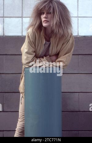 Un ritratto a colori in posa del 1983 di Carla Bley, un jazz d'avanguardia, compositore, pianista e sostenitore del free jazz . All'aperto, sul lato ovest di Lower Manhattan. Foto Stock