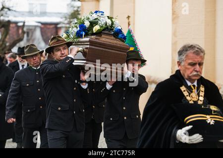 Chiesa di San Giacomo, Boskovice. 11 dicembre 2023. Funerale di Hugo Mensdorff-Pouilly, della nobile famiglia morava di origine lorena, morto a 94 anni, nella chiesa di San Giacomo, Boskovice, Repubblica Ceca, 11 dicembre 2023. Crediti: Patrik Uhlir/CTK Photo/Alamy Live News Foto Stock