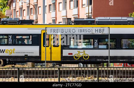 Hauptbahnhof Freiburg Ein Schild der Freiburger Hauptbahnhof, dahinter fährt ein Zug der deutsche Bahn durch. Freiburg im Breisgau, Deutschland, 07.08.2022 *** stazione centrale di Friburgo Un segno della stazione principale di Friburgo, dietro di essa un treno della Deutsche Bahn passa attraverso Friburgo im Breisgau, Germania, 07 08 2022 credito: Imago/Alamy Live News Foto Stock