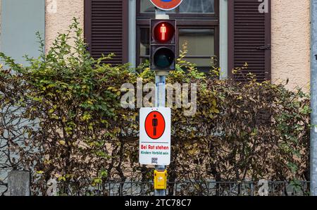 Lichtsignalanlage Eine Lichtsignalanlage für Fussgänger zeigt rot an. Fussgänger müssen stehen bleiben, SIE dürfen die Strasse nicht überqueren. Costanza, Deutschland, 20.11.2022 *** semafori Un semaforo per i pedoni mostra che i pedoni rossi devono fermarsi, non sono autorizzati ad attraversare la strada Costanza, Germania, 20 11 2022 credito: Imago/Alamy Live News Foto Stock