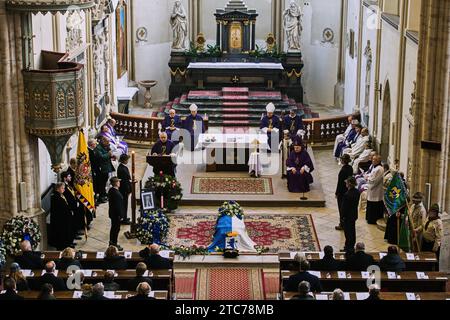 Chiesa di San Giacomo, Boskovice. 11 dicembre 2023. Funerale di Hugo Mensdorff-Pouilly, della nobile famiglia morava di origine lorena, morto a 94 anni, nella chiesa di San Giacomo, Boskovice, Repubblica Ceca, 11 dicembre 2023. Crediti: Patrik Uhlir/CTK Photo/Alamy Live News Foto Stock