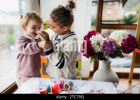 Scena in cui due bambine si divertono a giocare con l'artigianato nella sala giochi Foto Stock