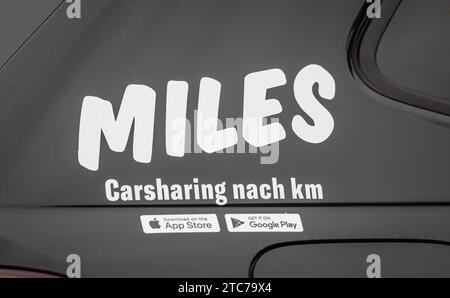 Miles Mobility Das Logo des Carsharingunternehmen Miles von welchem man Die App im iTunes App Store oder auf Google Play downloaden kann. Garching B. München, Deutschland, 09.10.2022 *** Miles Mobility il logo della società di car sharing Miles da cui è possibile scaricare l'app su iTunes App Store o su Google Play Garching b München, Germania, 09 10 2022 Foto Stock