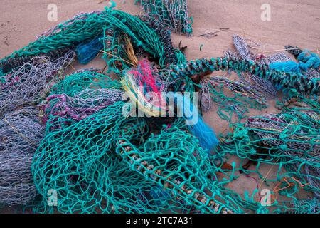 Reti da pesca scartate sulla spiaggia est di Lossiemouth. Morayshire, Scozia Foto Stock