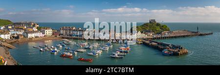 Panorama del porto di Ilfracombe al sole del mattino, Ilfracombe, Devon, Inghilterra. Primavera (aprile) 2023. Foto Stock